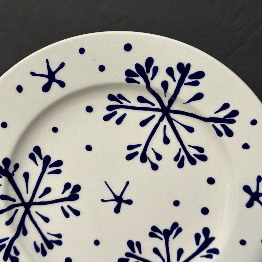 Set of 2 Blue & White Snowflakes Design Hand Painted In Italy 8.75" Salad Plates - Picture 9 of 14